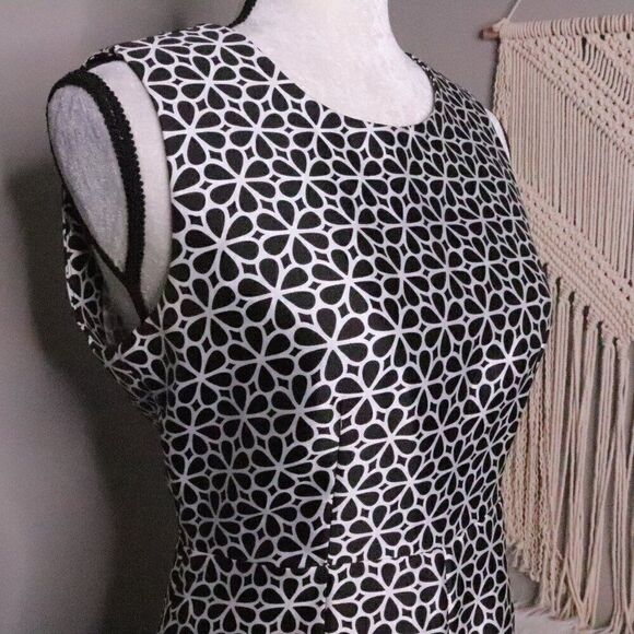 Diane von Furstenberg | Sleeveless Printed Sheath Dress 4 - Picture 3 of 6